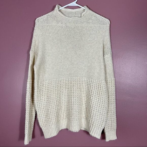 American Eagle Cream Soft Knit Sweater Size Medium - Picture 1 of 8